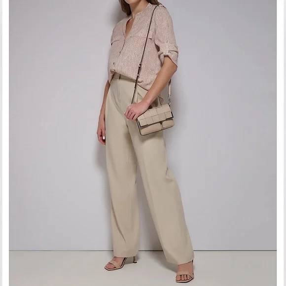 Calvin Klein
Rose Water Banded Collar Long Roll-Tab Sleeve Button Front Top. M - Picture 5 of 11